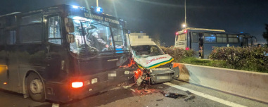 Σοβαρό ατύχημα στον Πλατύκαμπο Λάρισας: Ασθενοφόρο έπεσε πάνω σε κλούβα της Αστυνομίας, δείτε φωτογραφίες