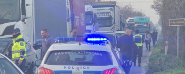 Έκλεισε η γέφυρα της Χαλκίδας, οι αγρότες έκλεισαν και παραδρόμους της Εθνικής Οδού, δείτε βίντεο