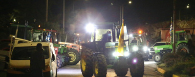 Οι αγρότες έκλεισαν την νέα γέφυρα της Χαλκίδας και παραδρόμους της ΠΑΘΕ, δείτε βίντεο