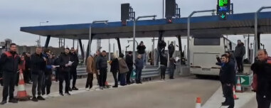 Οι αγρότες σηκώνουν τις μπάρες σε διόδια - Δείτε βίντεο από τους Σοφάδες στην Καρδίτσα
