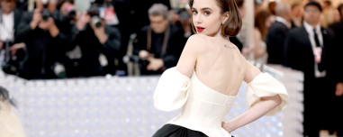 Ο 5ος κύκλος του «Emily in Paris» είναι γεμάτος Ελλάδα: Οι Έλληνες συμπρωταγωνιστές, ο Βασίλης Ζούλιας, τα γυρίσματα σε Σαντορίνη και Πετράλωνα
