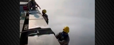 Κρεμασμένοι στα 828 μέτρα: Εργάτες από το Νεπάλ καθαρίζουν το ψηλότερο κτίριο του κόσμου στο Ντουμπάι σε βίντεο που κόβει την ανάσα
