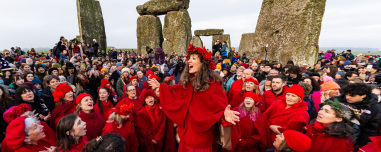 Ξεκίνησε η πιο μεγάλη νύχτα του χρόνου: 9 ώρες και 32 λεπτά κράτησε η μέρα στην Αθήνα, ο συμβολισμός του χειμερινού ηλιοστασίου και το Στόουνχετζ