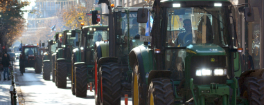 Ασκήσεις υπομονής και παροχές με όρια από την κυβέρνηση στο μέτωπο με τους αγρότες