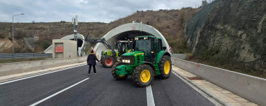 Οι αγρότες έκλεισαν τις σήραγγες στα Τέμπη για τα φορτηγά, η αστυνομία απαγόρευσε για λόγους ασφαλείας και τη διέλευση των ΙΧ