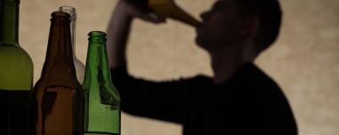 Τι μπορεί να συμβεί αν κάποιος που καταναλώνει πολύ αλκοόλ σταματήσει απότομα το ποτό