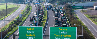 Οι αγρότες κλείνουν σήμερα και παρακαμπτήριους, ταξιδιώτες χρειάστηκαν έως και 12 ώρες για τη διαδρομή Θεσσαλονίκη-Αθήνα