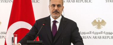 Απρόοπτο σε συνέντευξη τύπου του Φιντάν στη Συρία: Διέκοψαν άρον-άρον τις δηλώσεις του, συγγνώμη ζήτησε η Δαμασκός