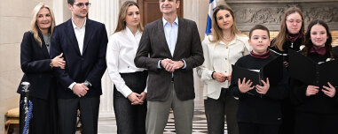 Τα χριστουγεννιάτικα κάλαντα στον Μητσοτάκη από μαθητές και πολιτιστικό Σύλλογο, ντυμένος «Άγιος Βασίλης» ο Πίνατ 