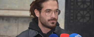 Ελεύθερος ο Μουγκοπέτρος μετά τη μήνυση της συζύγου του για ενδοοικογενειακή απειλή: «Σεβόμενος τα παιδιά μου δεν θα πω τίποτα για τη μητέρα τους» είπε