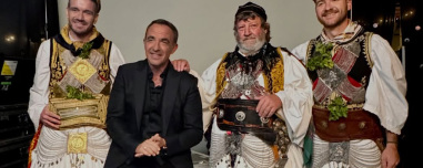 Όταν η γαλλική τηλεόραση έδειξε τσάμικο και φουστανέλες: Η έκπληξη του Σαλέα στον Αλιάγα και το τραγούδι της Λάρα Φαμπιάν στα ελληνικά, δείτε βίντεο