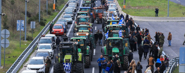 «Όλο και περισσότεροι αγρότες θέλουν τον διάλογο» λέει η κυβέρνηση και καλεί σε συζητήσεις μετά το πρώτο ρήγμα στα μπλόκα