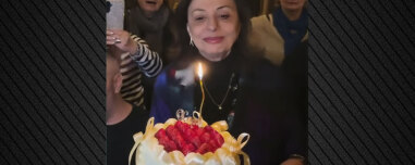 Η Χάρις Αλεξίου έγινε 75: Η τούρτα, το  τραγούδι που είπε και συγκινήθηκε και η έκπληξη των φίλων της