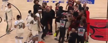 Ο Αντετοκούνμπο κάρφωσε στο τέλος του ματς και προκλήθηκε... σύρραξη με τους Μπουλς, δείτε βίντεο