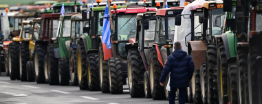 Οι αγρότες επιμένουν στα μπλόκα και κλείνουν το μεσημέρι παρακαμπτηρίους, «το μπαλάκι του διαλόγου είναι στα χέρια τους» λέει ο Τσιάρας