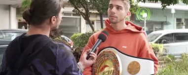 «Μου επιτέθηκαν 40-50 άτομα, προσπαθούσα να φυλάξω το κεφάλι μου, έλεγα υπομονή, θα τελειώσει» περιγράφει ο kickboxer Γιάννης Τσουκαλάς