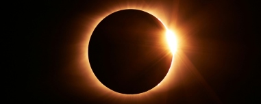 Το 2026 ξεκινά η «χρυσή εποχή» εκλείψεων: Πότε θα δούμε το ματωμένο φεγγάρι, το δαχτυλίδι της φωτιάς και την ολική έκλειψη