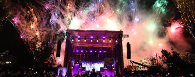 Με πυροτεχνήματα, drones και πολλή μουσική υποδέχθηκε η Ελλάδα το 2026: Δείτε βίντεο και φωτογραφίες