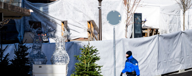 Τραγωδία στο Κραν Μοντανά: «Σερβιτόρος στους ώμους συναδέλφου του έβαλε φωτιά στο ταβάνι του μπαρ με βεγγαλικό» λέει αυτόπτης μάρτυρας