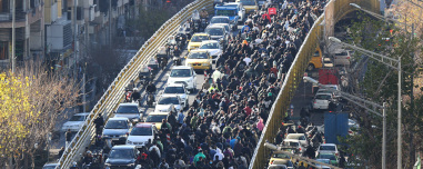 Χάος στο Ιράν: Ο λαός στους δρόμους κατά των Αγιατολάχ, τρεις νεκροί και εσωτερικές ρωγμές στο καθεστώς