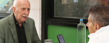 Όταν ο Γιώργος Παπαδάκης μιλούσε στον Δανίκα: Όλη η ζωή του, η οικογένειά του, οι καλές και οι κακές στιγμές και τα 34 χρόνια «Καλημέρα Ελλάδα»