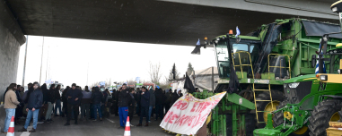 «Οι οδηγοί να βάλουν τα GPS» λένε οι αγρότες και κλείνουν τελωνεία και παραδρόμους, κλειστά Κάστρο Βοιωτίας και γέφυρα Χαλκίδας
