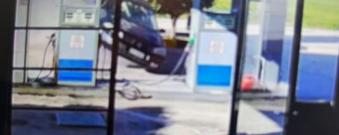 Τραγωδία στην Κορινθία με δύο νεκρούς: Η στιγμή που το αυτοκίνητο μπαίνει με μεγάλη ταχύτητα σε βενζινάδικο και καρφώνεται στο σπίτι