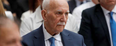 Συγγενείς, φίλοι και πολιτικοί στο τελευταίο αντίο στον Γιώργο Παπαδάκη στο  Αποτεφρωτήριο Ριτσώνας, δείτε live
