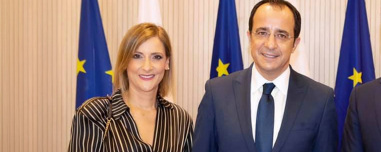 Στη σκιά του βίντεο με τις μίζες, η σύζυγος Χριστοδουλίδη παραιτείται από τον Ανεξάρτητο Φορέα Κοινωνικής Στήριξης, καταγγέλλει «ανελέητες» επιθέσεις