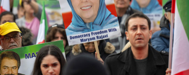 Ποια είναι η Μαριάμ Ρατζαβί που εμφανίζεται ως «έτοιμη λύση» για την επόμενη μέρα του Ιράν, το κίνημά της και η οικονομική στήριξη