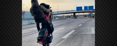 Συνελήφθησαν νεαροί που έτρεχαν με μηχανές και έκαναν σούζες στη λεωφόρο Αθηνών, οι δύο δεν είχαν καν δίπλωμα - Δείτε βίντεο