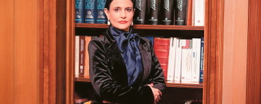 Ποια είναι η δικηγόρος Μαρία Γρατσία, το δεξί χέρι της Καρυστιανού