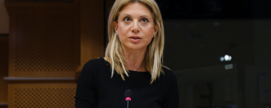 Η «πρόεδρος Μαρία» τραντάζει την αντιπολίτευση - Πυρ ομαδόν κατά Καρυστιανού, ενώ όλοι την αποθέωναν 11 μήνες πριν