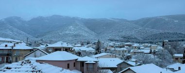 Στα λευκά Ηλεία, Μεσσηνία και Σέρρες, χιονίζει σε Βίλια και Πάρνηθα, δείτε βίντεο από τις περιοχές που το έχει στρώσει