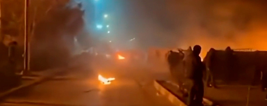 «Απλώς συνέχιζαν να σκοτώνουν»: Συγκλονίζουν οι μαρτυρίες Ιρανών διαδηλωτών ενώ ο Τραμπ βάζει στο στόχαστρο εμπορικούς εταίρους της Τεχεράνης