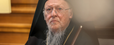 Τι κρύβεται πίσω από την επίθεση των Ρώσων στον Πατριάρχη Βαρθολομαίο: Η ιστορία ενός «ιερού πολέμου»