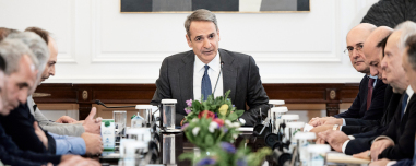 «Με τα μπλόκα δεν πάμε μακριά, θα βρούμε έξυπνες λύσεις»: Το παρασκήνιο και οι διάλογοι στη συζήτηση Μητσοτάκη με αγρότες, τι κέρδισαν