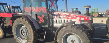 «Προδότες»: Βανδάλισαν τρακτέρ αγροτών που πήγαν στη συνάντηση με τον Μητσοτάκη στο μπλόκο της Νίκαιας, δείτε εικόνες