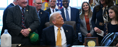 «Θα περιμένουμε και θα δούμε»: Ο Τραμπ δηλώνει ότι η Τεχεράνη σταμάτησε τους φόνους διαδηλωτών, αλλά αφήνει τη στρατιωτική επιλογή στο τραπέζι