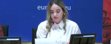 Συγκλόνισε στο Ευρωκοινοβούλιο η 20χρονη που ο πατέρας της δολοφόνησε με 17 μαχαιριές τη μάνα της στο Μενίδι: Είμαι εδώ για όσα παιδιά έμεναν πίσω