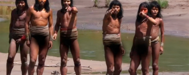 Σπάνιο βίντεο από φυλή που ζει απομονωμένη στον Αμαζόνιο - «Σκεφτόμουν από πού θα έρθει το βέλος» λέει ο περιβαλλοντολόγος που την ανακάλυψε