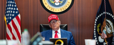 Το παρασκήνιο της απόφασης Τραμπ να μην επιτεθεί στο Ιράν: Τα στρατόπεδα στον Λευκό Οίκο, το SMS από την Τεχεράνη και τα τηλεφωνήματα των Αράβων συμμάχων