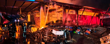 Μαίνεται η φωτιά σε εργοστάσιο πλαστικών στο Μενίδι: Ήχησε 112 στην περιοχή, δείτε βίντεο