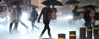 Ακραίας επικινδυνότητας η κακοκαιρία αύριο και κλειστά σχολεία στην Αττική: Οι 7 περιοχές που θα πέσουν μεγάλες ποσότητες νερού, δείτε χάρτες