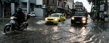 Σε code red πέντε περιφέρειες ενόψει της κακοκαιρίας, ισχυρές συστάσεις προς τους πολίτες - Ενδεχόμενο να κλείσουν τα σχολεία στην Αττική
