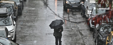 Βρέχει ασταμάτητα στην Αττική, πώς θα κινηθεί η κακοκαιρία που πλήττει τη χώρα τις επόμενες ώρες