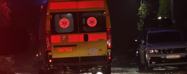 Γυναίκα νεκρή στην Ανω Γλυφάδα, παρασύρθηκε από τα νερά και εγκλωβίστηκε κάτω από αυτοκίνητο