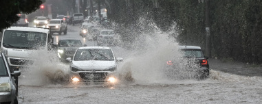 Επιμένουν οι ισχυρές καταιγίδες στην Αττική, φούσκωσαν Κηφισός, Ιλισσός και Πικροδάφνη, πώς θα κινηθεί η κακοκαιρία