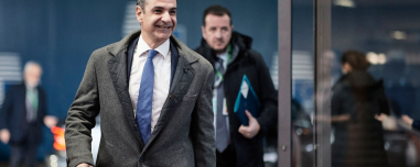 Ο Μητσοτάκης παίρνει τον δρόμο για το Νταβός με έντονη ανησυχία για τις γεωπολιτικές εξελίξεις και την κόντρα Ευρώπης-ΗΠΑ