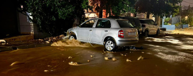 Γυναίκα νεκρή στην Άνω Γλυφάδα, παρασύρθηκε από τα νερά και εγκλωβίστηκε κάτω από αυτοκίνητο